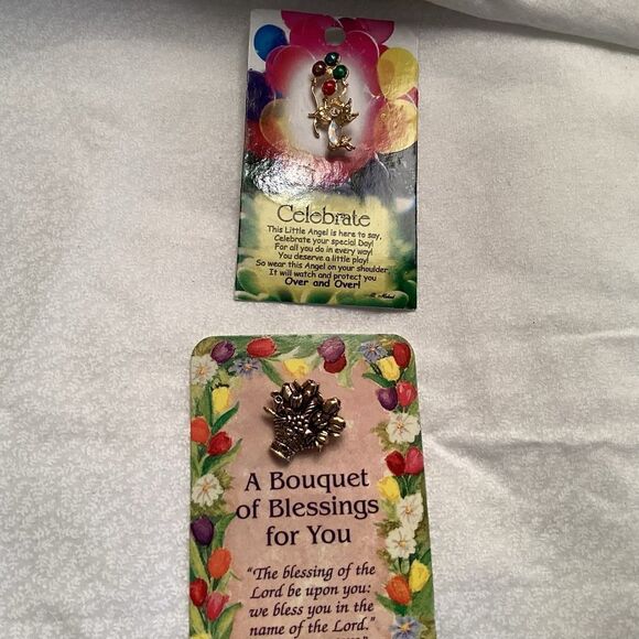 Set of 2 Pins/Tacs Angel and Flower Bouquet - Picture 1 of 7